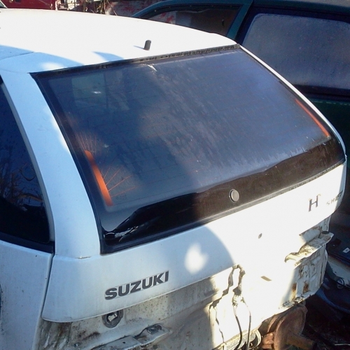 Suzuki Swift Csomagtér ajtó 3 ajtóshoz fehér Kis hibával a jobb alsó részén 15000Ft