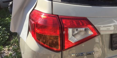 2015- Suzuki Vitara - Bal oldali hátsó lámpa Tolató lámpa nélkül (csomagtér ajtón lévő lámpa nem tartozéka)! 20000Ft